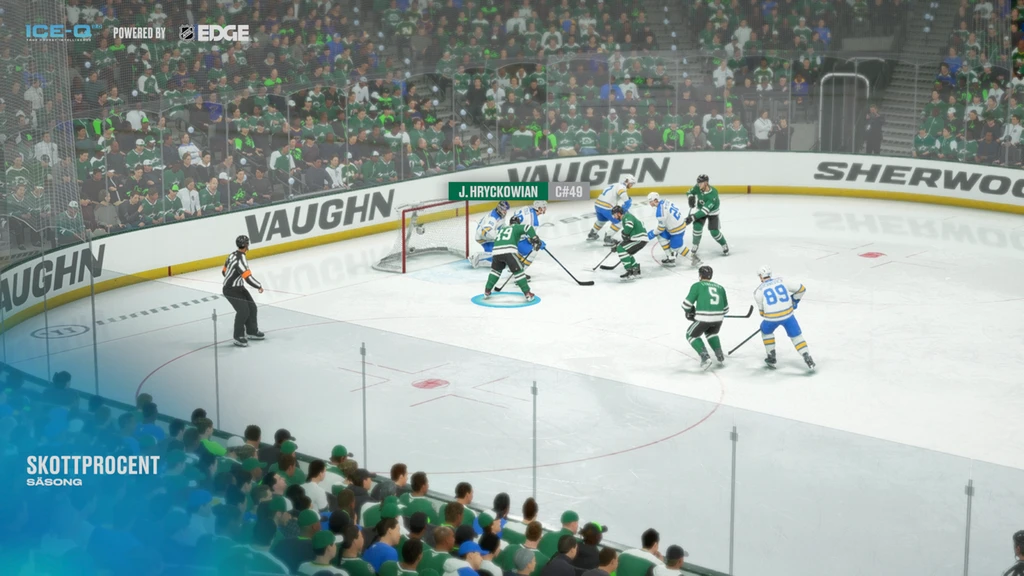 Spelscen från NHL 27: spelare i gröna och vita tröjor kämpar framför det röda målet medan en domare står vid sidan av rinken.