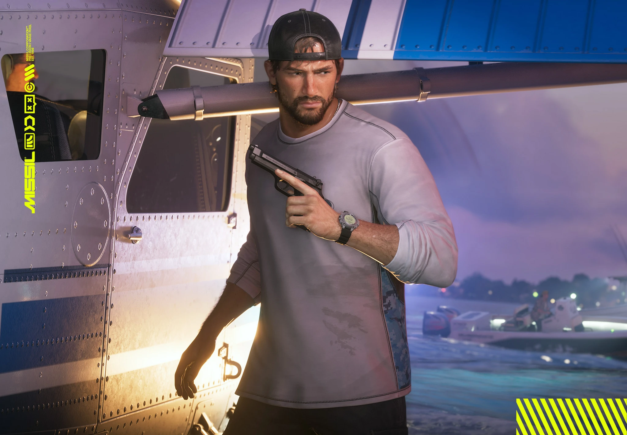Skäggig man med bakvänd keps står vid ett vattenflygplan i skymningen och håller en pistol nära ansiktet i Grand Theft Auto VI.
