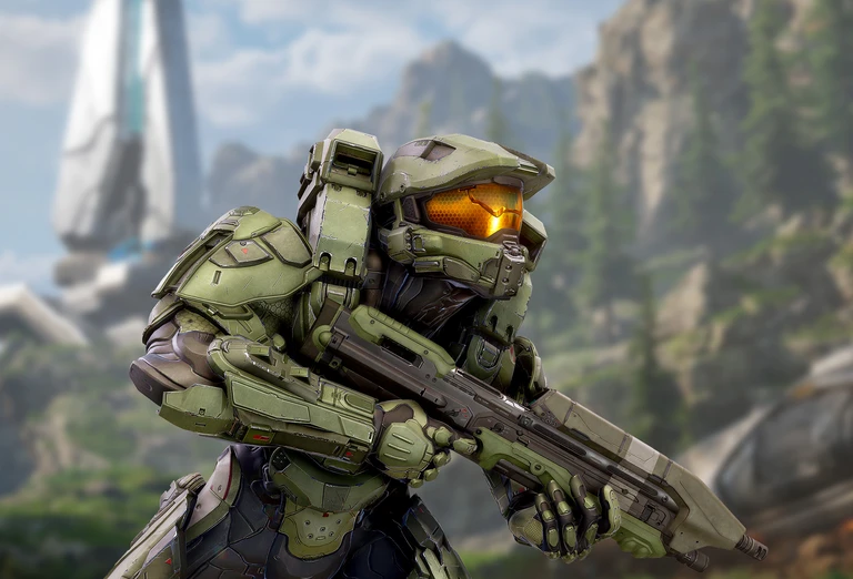 Master Chief i grön Spartan-rustning med gyllene visir håller ett gevär framför ett klippigt berglandskap med en futuristisk byggnad i bakgrunden.