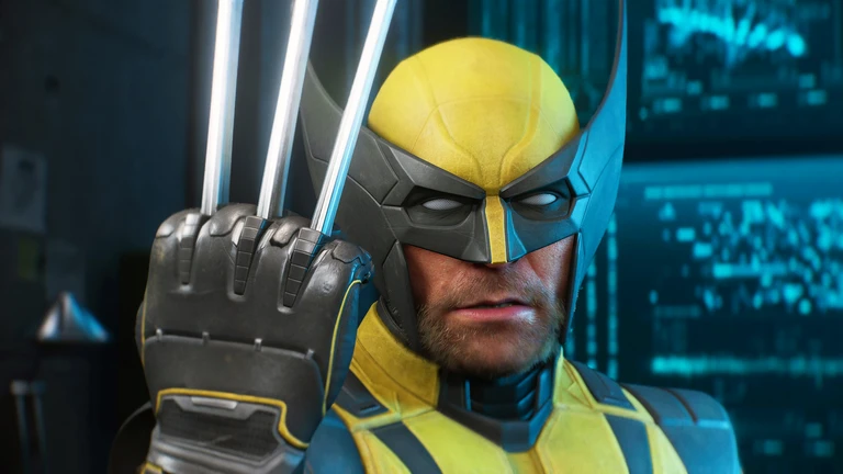 Wolverine i gul och blå dräkt med mask håller upp sin knytnäve med tre utfällda klor framför skärmar med blågrönt sken i Marvel's Wolverine.