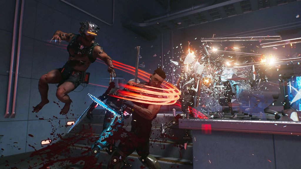 Wolverine med glödande röda klor slår sig fram i en brutal strid i Marvel's Wolverine, medan en fiende hoppar mot honom och glas krossas och blod stänker.