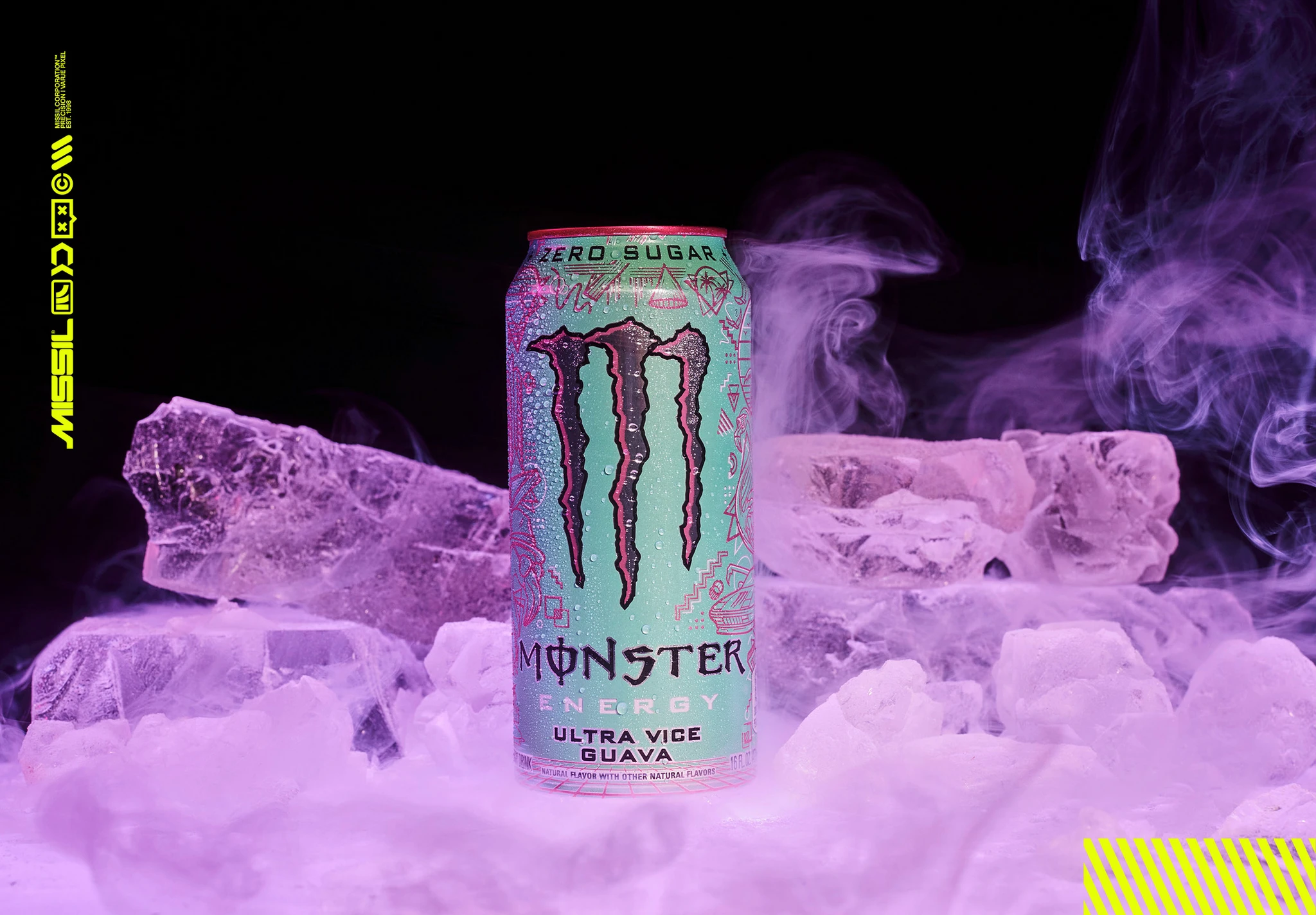 Turkos burk Monster Energy Ultra Vice Guava, Zero Sugar, står bland isblock och lila rök mot mörk bakgrund.