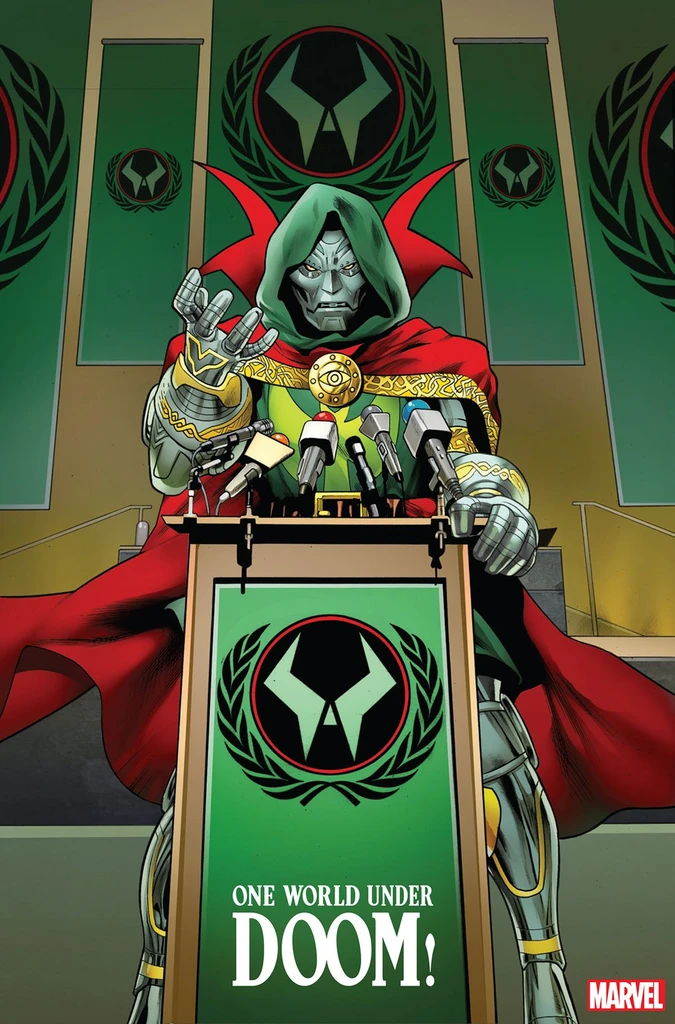Doktor Doom i grön huva och röd mantel står bakom en talarstol full av mikrofoner, med ena handen lyft. Seriealbumet One World Under Doom! från Marvel.
