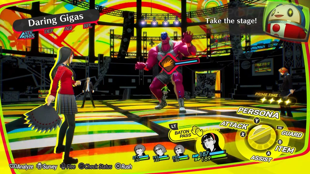 Strid i Persona 4 Revival: en svarthårig tjej med solfjäder står mot den rosa, muskulösa fienden Daring Gigas på en färgglad scen med discogolv.