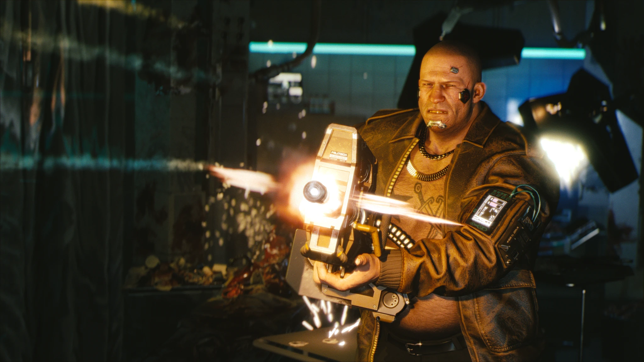 En kal, hårdför man i brun skinnjacka avfyrar ett stort, futuristiskt vapen med eldsken och gnistor i en mörk, neonbelyst miljö i Cyberpunk 2077.