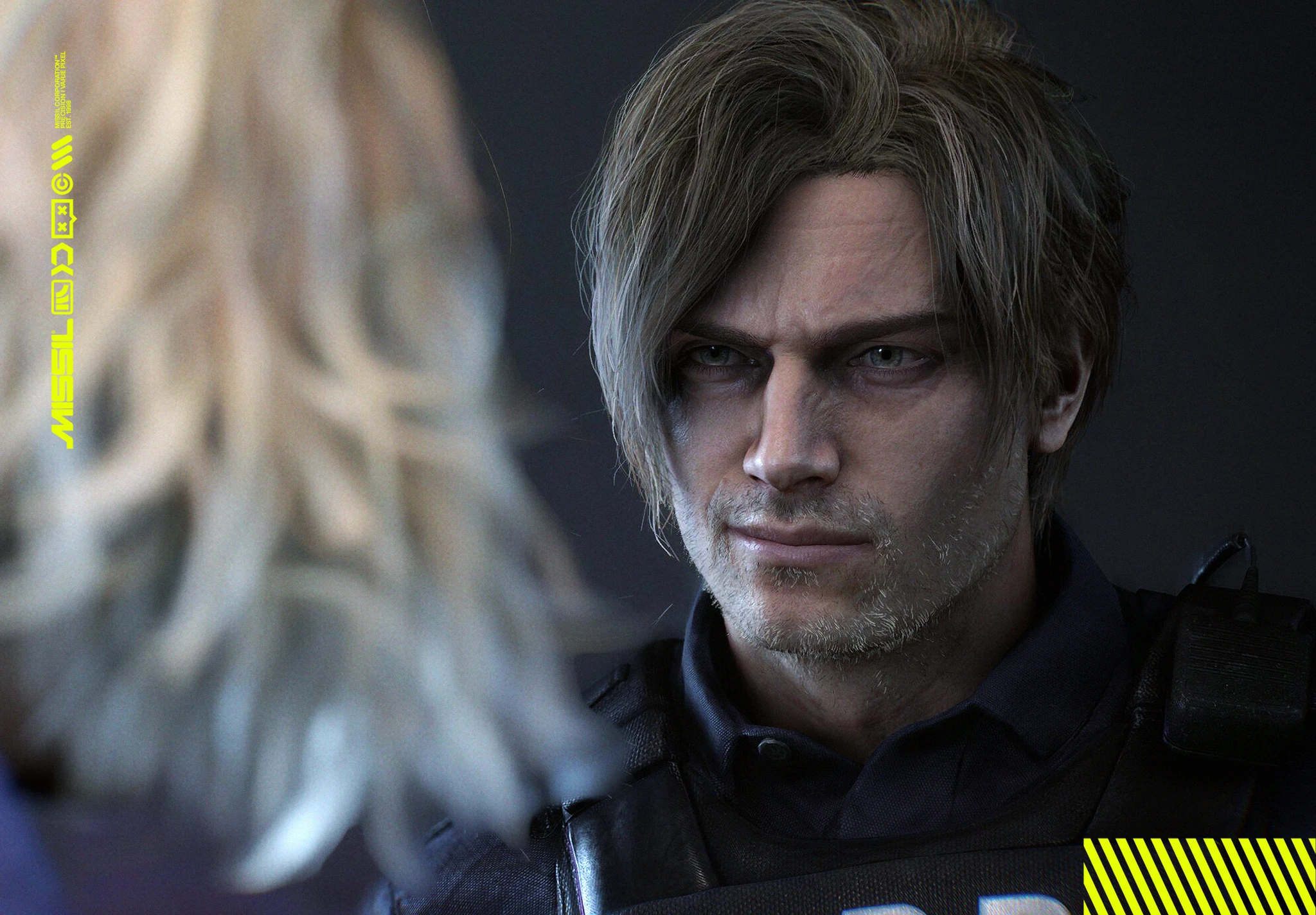 Närbild på en man med slarvigt hår och skäggstubb i mörk uniform och väst. Han ser allvarligt på en suddig, ljushårig person i förgrunden, i Resident Evil: Requiem.