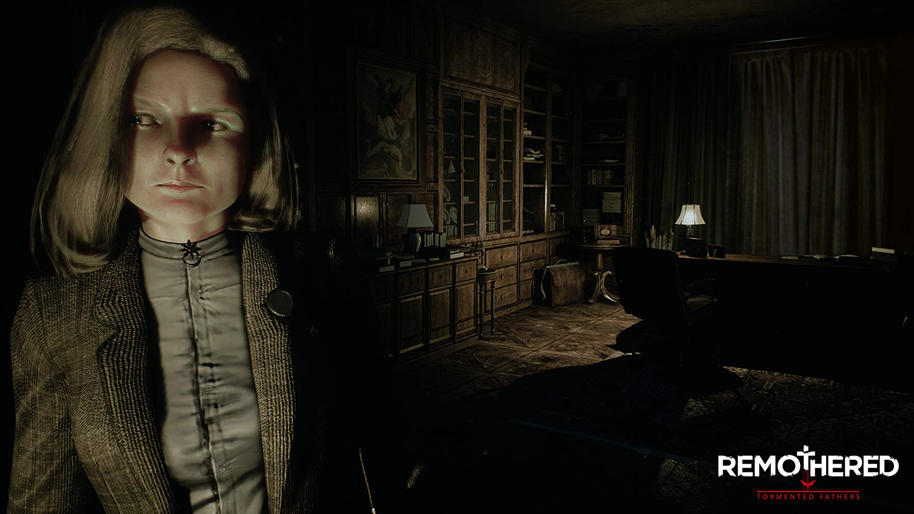 Spelet Remothered: Tormented Fathers: en allvarlig kvinna i tweedkavaj står i förgrunden i ett mörkt, dammigt bibliotek med bokhyllor och svagt lysande lampor.