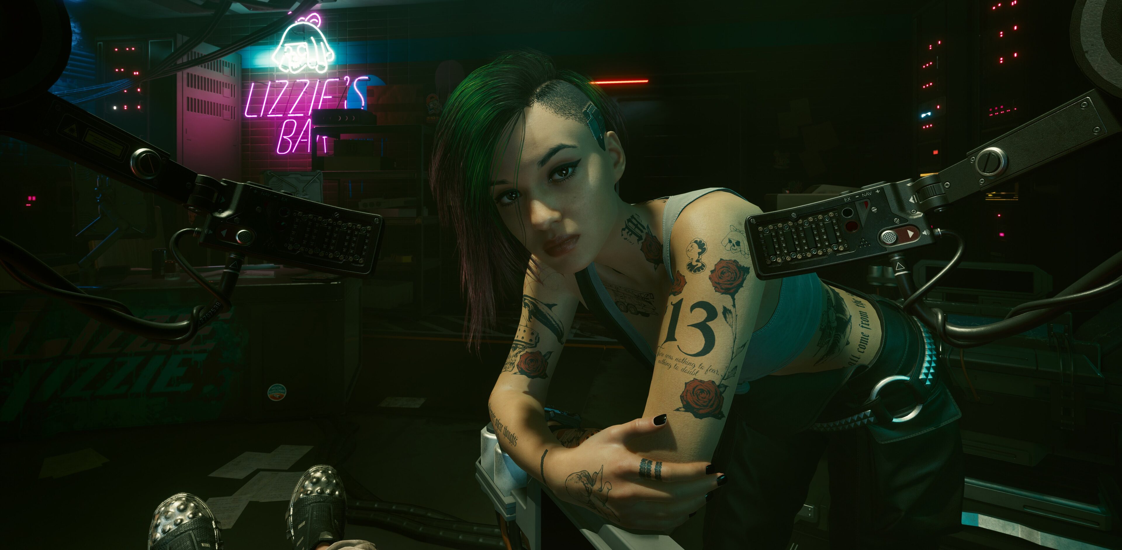 Judy Alvarez i Cyberpunk 2077 lutar sig fram mot kameran, tatuerad och med grönt hår, framför den rosa neonskylten Lizzie's Bar.