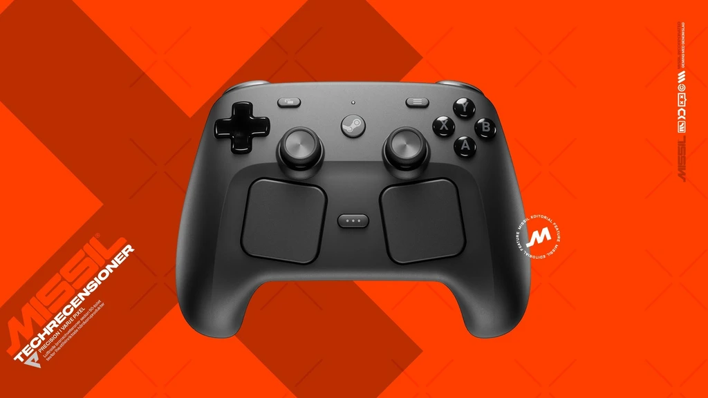 Svart Steam Controller sedd framifrån med två spakar, styrkors, fyra knappar och två stora styrplattor mot en orange MISSIL-bakgrund.