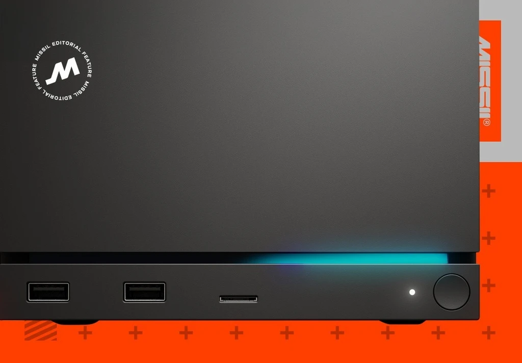Närbild på framsidan av Steam Machine: svart dator med två USB-portar, kortplats, strömknapp och en lysande turkos list, mot orange MISSIL-bakgrund.