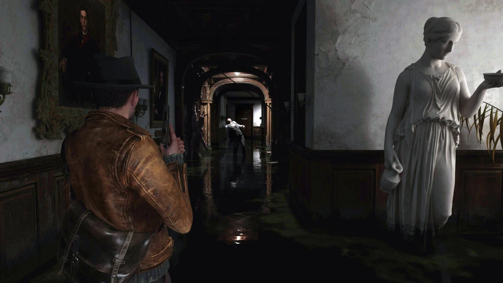 I The Sinking City 2 går en man i hatt och brun skinnjacka med pistol i hand genom en översvämmad, mörk herrgårdskorridor där en gestalt skymtar längre bort och en vit staty står intill.