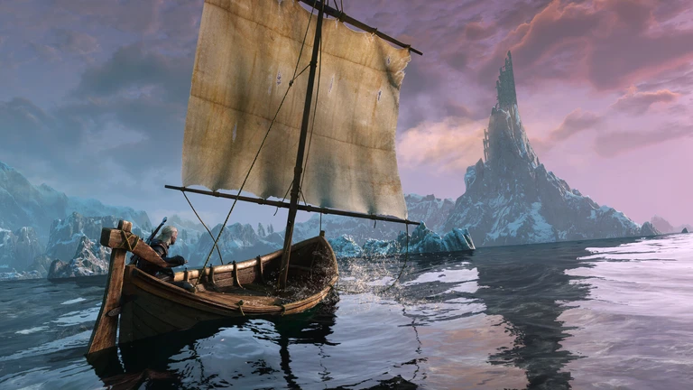 Geralt seglar en liten träbåt med fläckigt segel över mörkt vatten i The Witcher 3, med isiga klippor och ett taggigt berg under en rosa kvällshimmel.