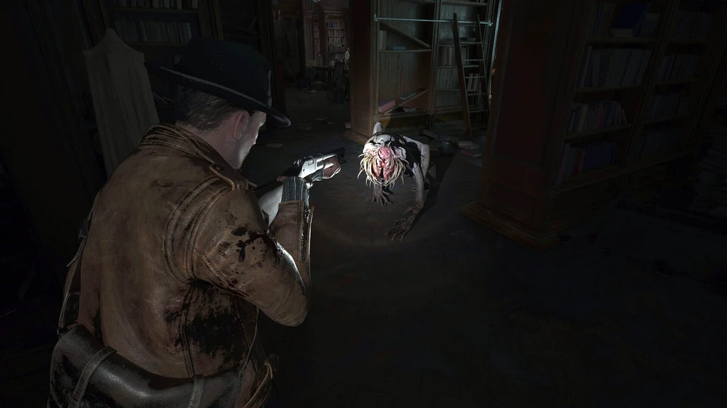 Privatdetektiven siktar med ett hagelgevär på en blodig, vanskapt varelse som kryper fram mellan bokhyllorna i ett mörkt bibliotek i The Sinking City 2.