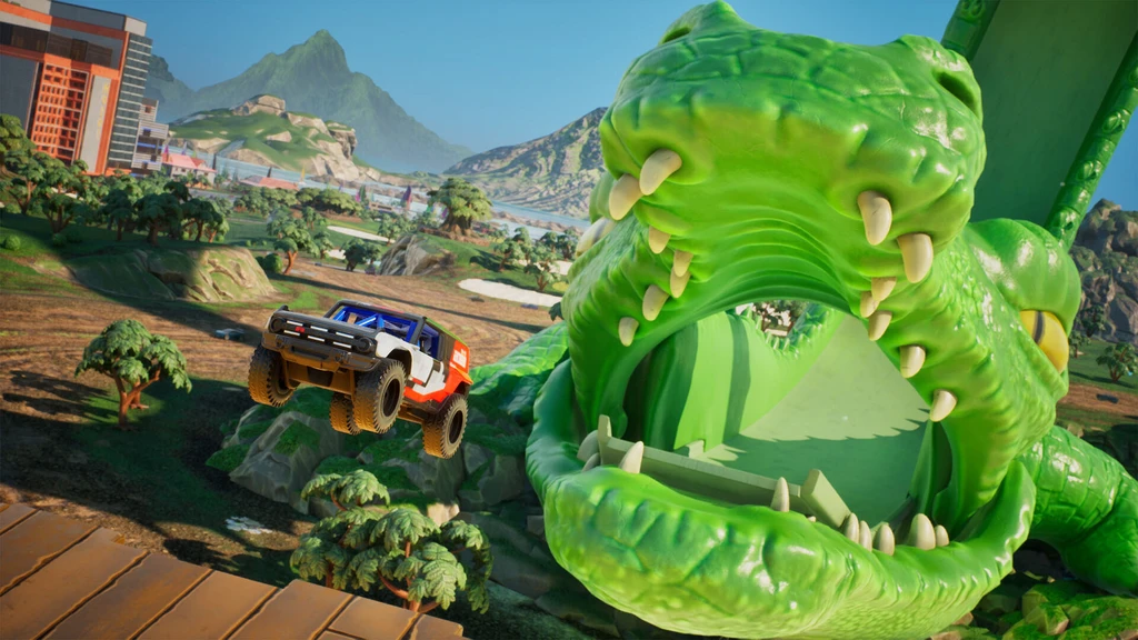 Hot Wheels Infinite Rush: en orange och vit terrängbil hoppar mot en gigantisk grön leksakskrokodil med öppen gapande käft, med berg och träd i bakgrunden.