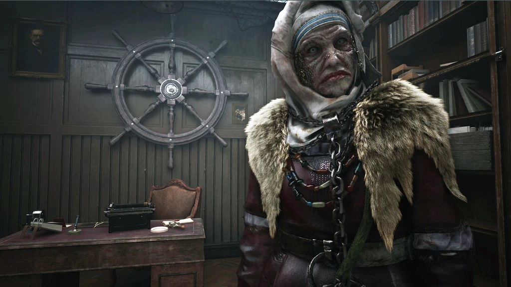 Äldre kvinna i huvudduk och pälskrage med kedjor runt halsen står i ett arbetsrum med skeppsratt på väggen, skrivmaskin och bokhyllor i The Sinking City 2.