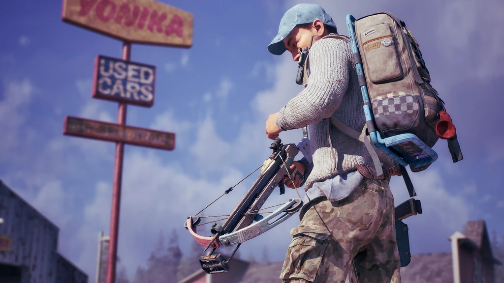 Överlevare med blå keps, ryggsäck och kamouflagebyxor håller ett armborst framför ett övergivet bilförsäljningsskylt-område i State of Decay 3.