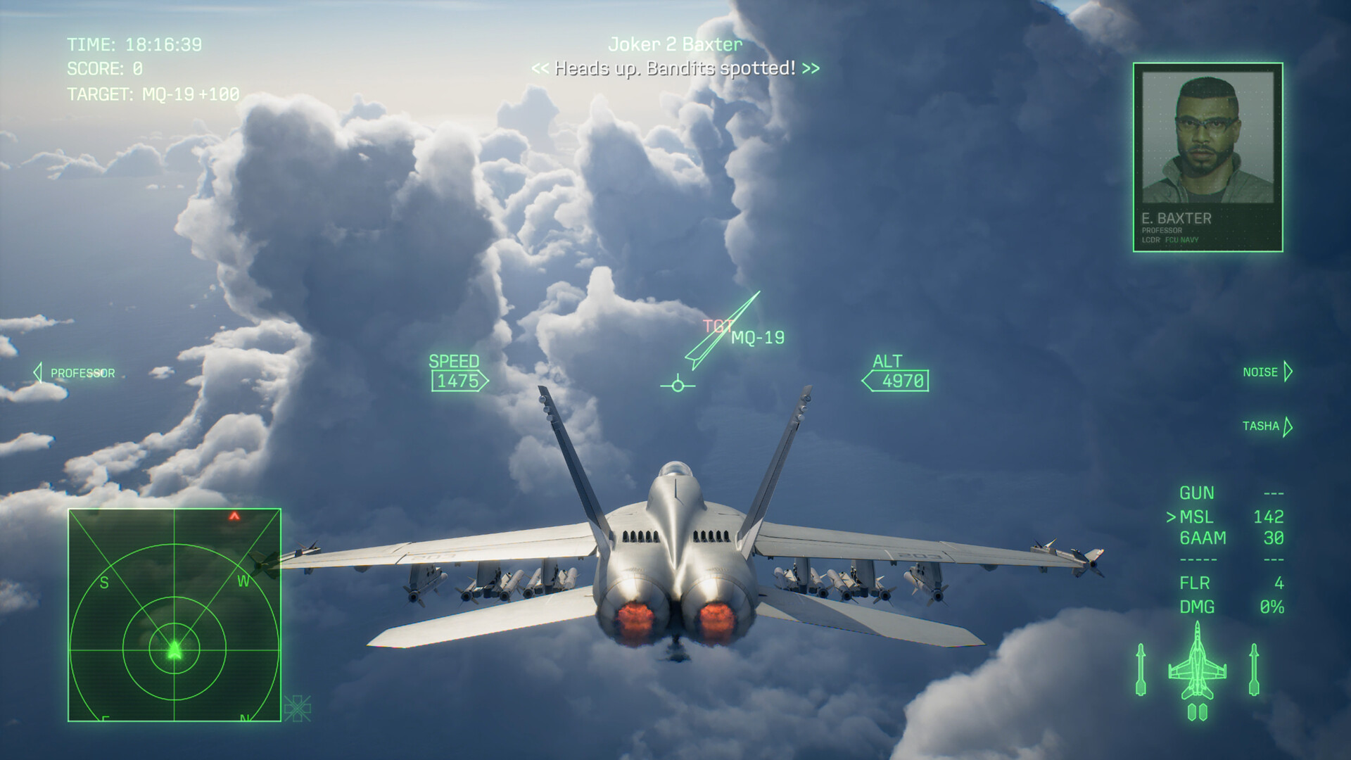 Ace Combat 8: Wings of Theve. Ett stridsflygplan sett bakifrån flyger bland stora moln med radar och målmarkering på ett fientligt MQ-19, medan piloten Baxter varnar för fiender.