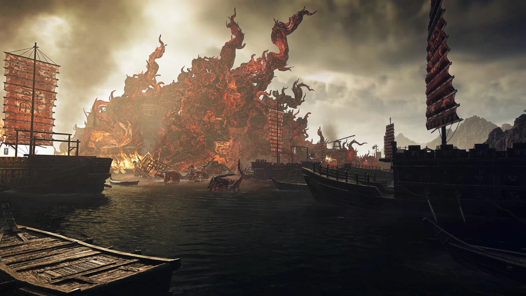 Ur Wu Long 2: Wings of Ember: en gigantisk eldröd varelse reser sig över en hamn där kinesiska segelfartyg ligger på mörkt vatten under molnig himmel.