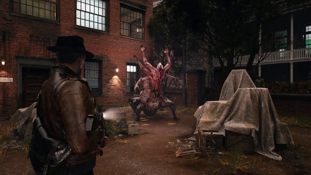 The Sinking City 2: en man i hatt och skinnjacka skjuter mot ett köttigt, flerarmat monster på en gårdsplan vid en tegelbyggnad.