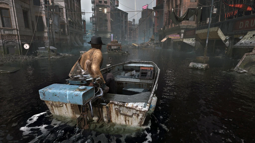 Man i hatt och skinnjacka styr en liten skraltig motorbåt genom en översvämmad stadsgata i The Sinking City 2, omgiven av förfallna tegelbyggnader i dimma.