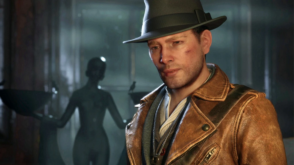 Spelkaraktär i hatt och sliten brun skinnjacka med skrapsår i ansiktet står i ett dunkelt rum, med en mörk statyfigur i bakgrunden, i The Sinking City 2.