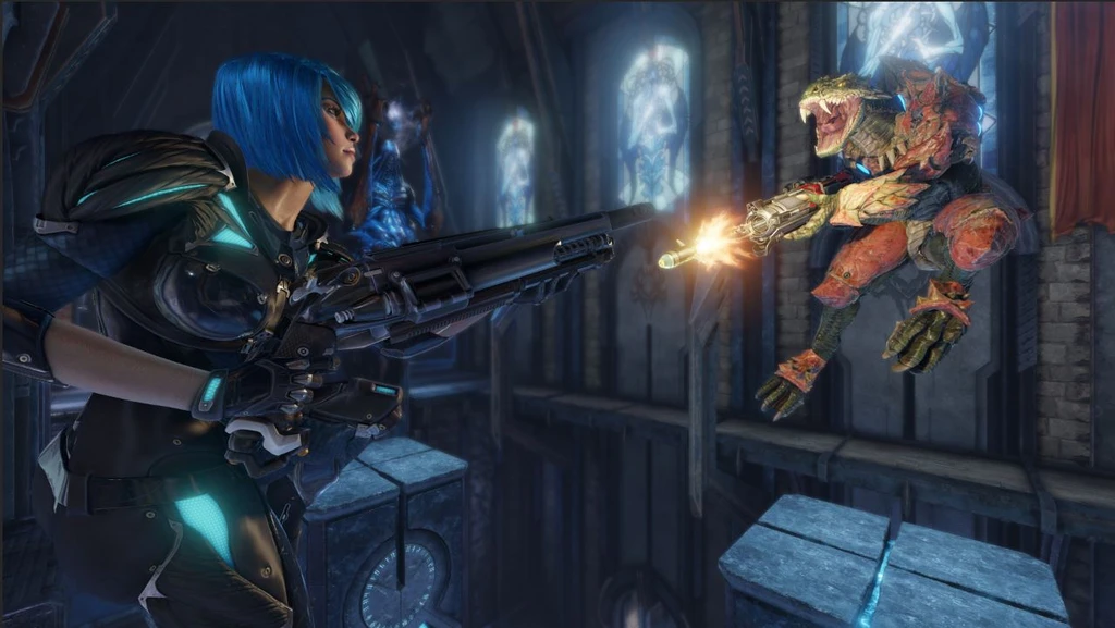 Quake Champions: en kvinnlig karaktär med blått hår siktar ett tungt vapen mot en hoppande, rödgrön reptilliknande varelse som skjuter tillbaka i en dunkel gotisk hall.