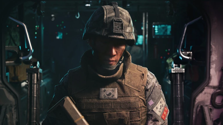 Soldat i hjälm och skyddsväst med sydkoreansk flagga på bröst och arm står i en mörk, teknisk korridor i Call of Duty: Modern Warfare 4.