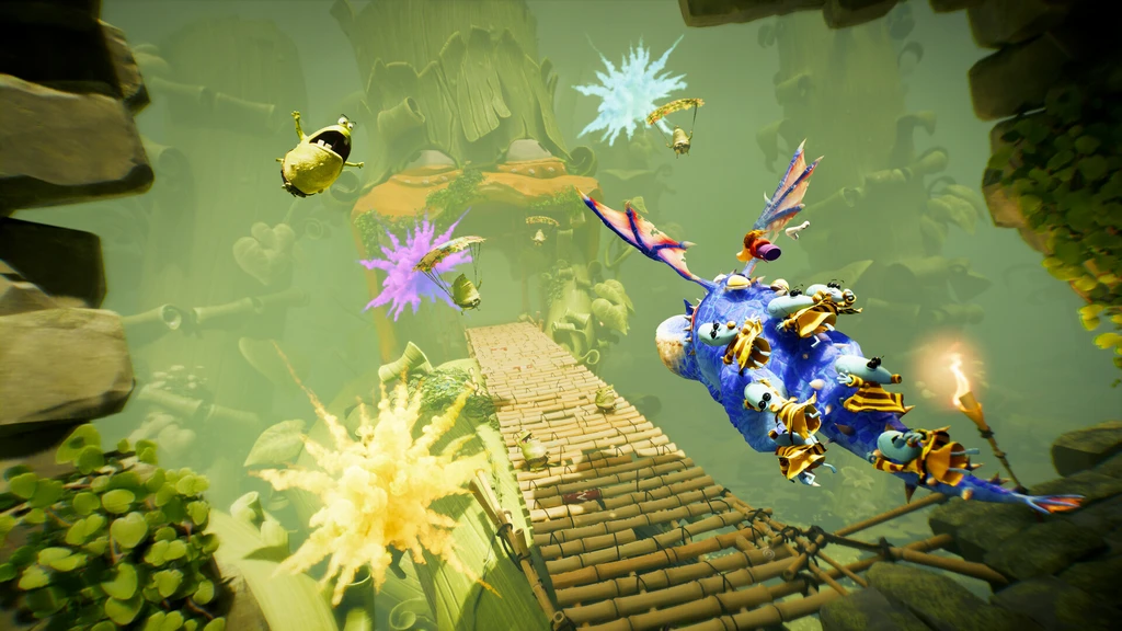 Rayman Legends Retold: en stor blå drake med små gula varelser på ryggen flyger över en gungande träbro i en dimmig, grön grotta med färgglada taggiga blommor.