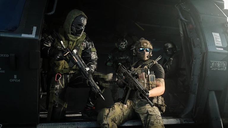 Tre beväpnade soldater med masker och hjälmar sitter i den öppna dörren till en mörk helikopter i Call of Duty: Modern Warfare 4.