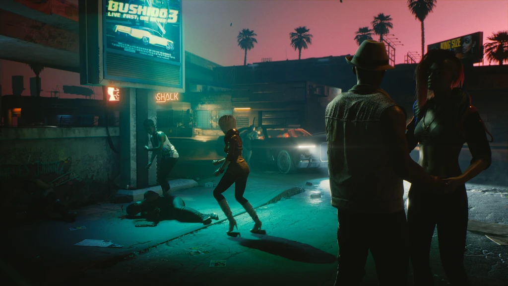 Spelscen från Cyberpunk 2077: människor flyr längs en neonupplyst gata i skymning medan en kropp ligger på marken och en bil närmar sig under palmer.