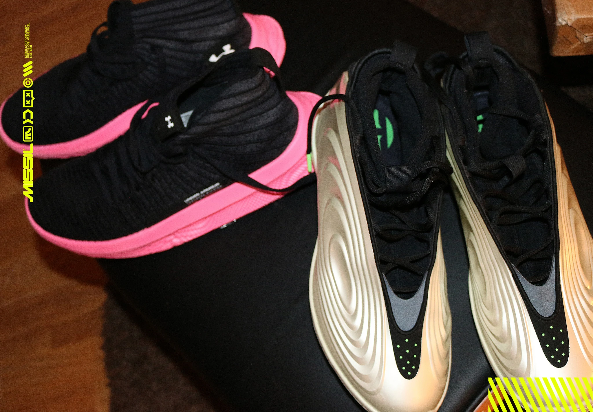 Två par kängliknande sneakers sedda uppifrån: svarta Under Armour med rosa sulor till vänster och skor med svulstig, vågig guld- och beigefärgad yta med svarta skosnören till höger.