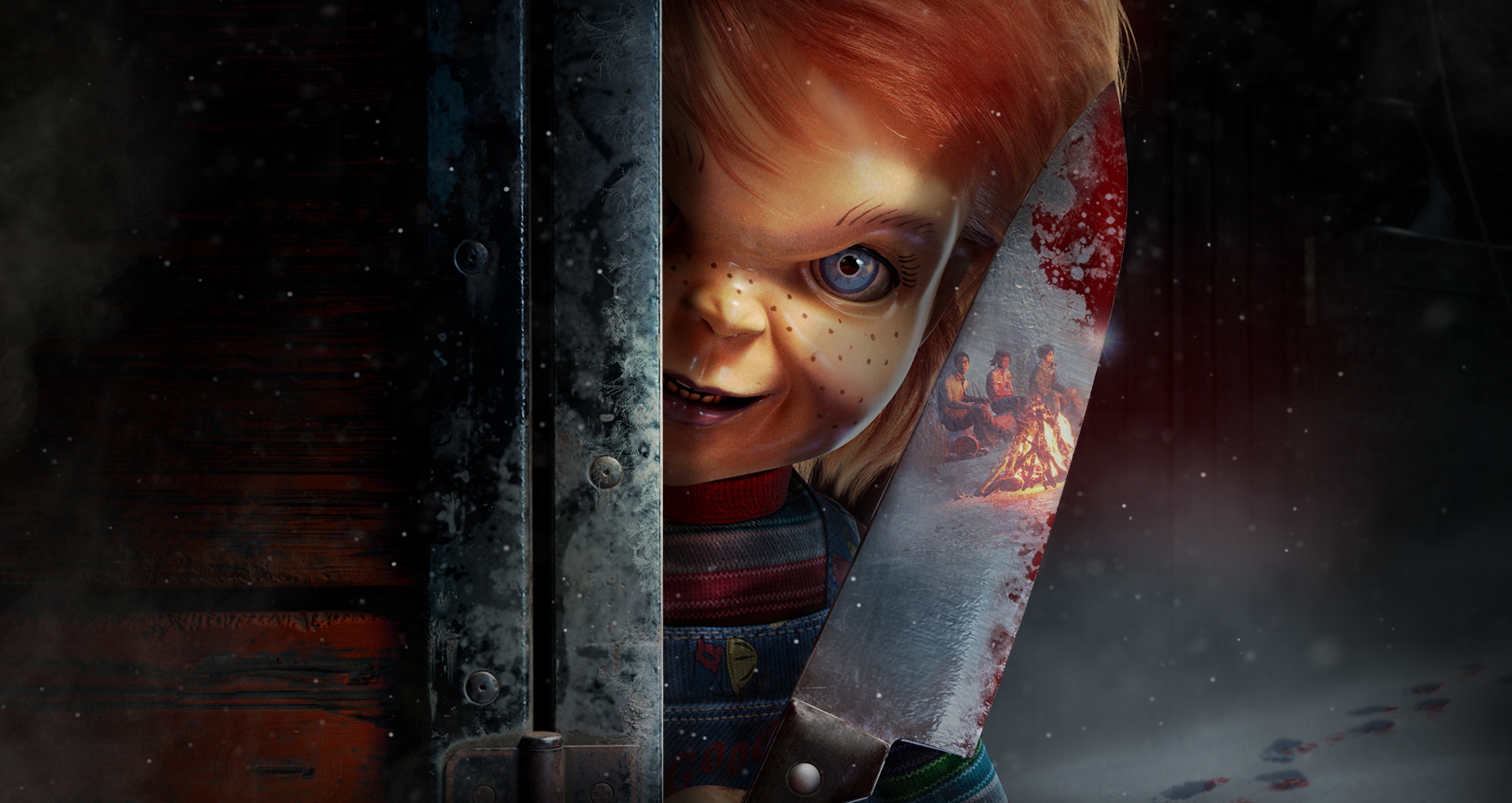 Dockan Chucky kikar fram bakom en rostig metalldörr med ett leende och håller upp en blodig kniv där en lägereld speglas, medan fotspår syns i snön. Key art från Dead by Daylight.