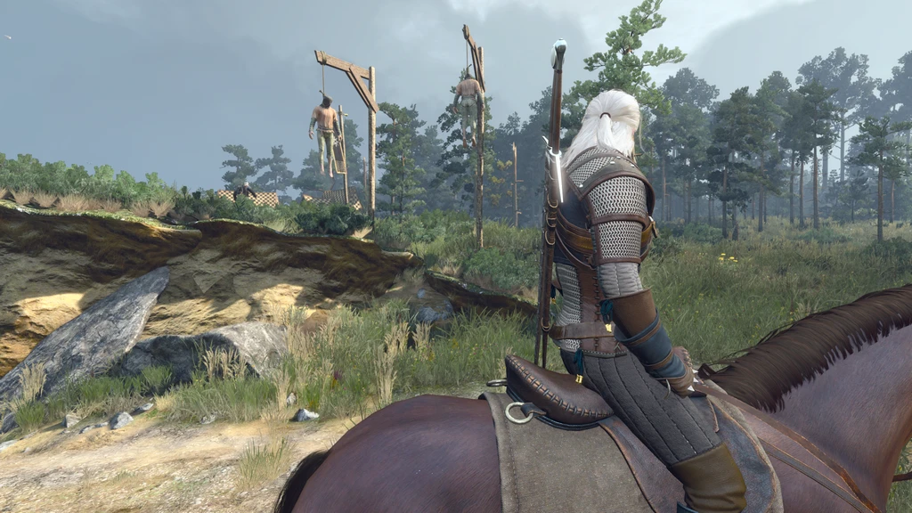 Geralt med vitt hår och vapen på ryggen rider på Plotta förbi galgar med hängda kroppar i det dystra landskapet Velen i The Witcher 3: Wild Hunt.