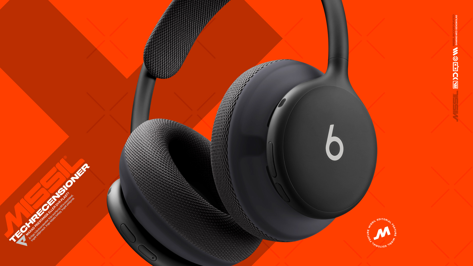 Svarta Beats-hörlurar med över-örat-kudde och b-logotyp på örondelen, framför en orange bakgrund med MISSIL Techrecensioner-grafik.
