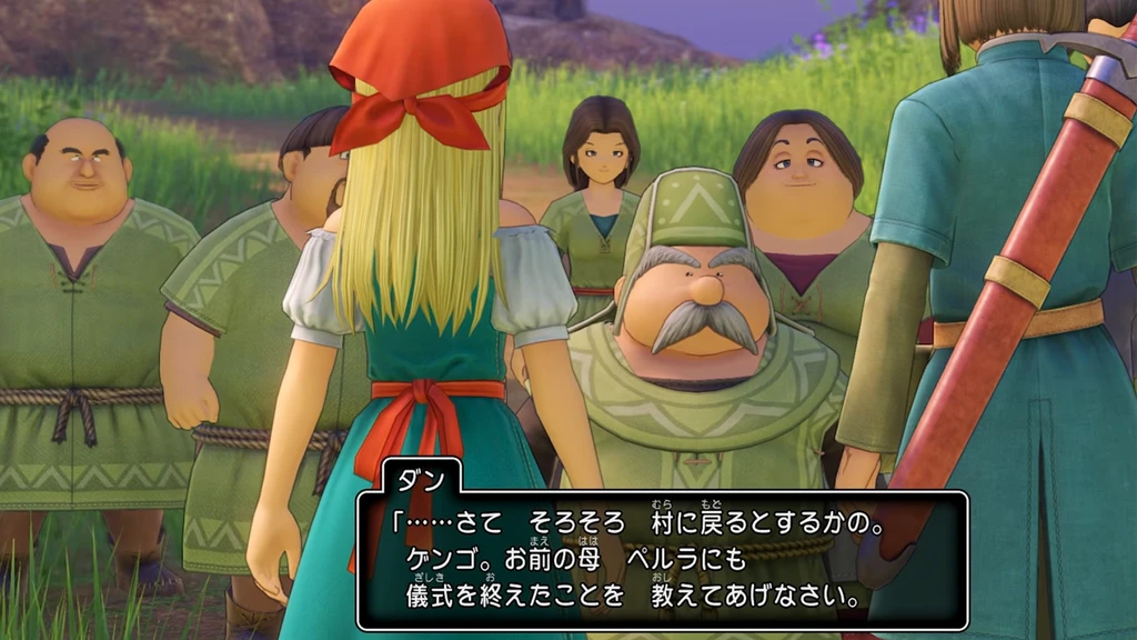 Dragon Quest XI: en blond tjej med röd scarf och en man med ryggsäck står framför byfolk i gröna kläder. Japansk dialogruta med furigana ovanför kanjitecknen.