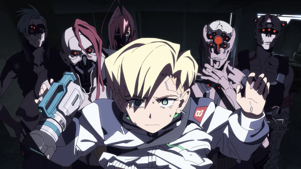 Ung blond karaktär med spänd min håller upp handen och en pistol medan fyra cyborger med röda ögon och skelettliknande ansikten tornar upp sig bakom, i Cyberpunk: Edgerunners.