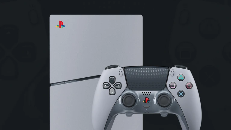 Grå Playstation 5 Pro-konsol med klassisk Playstation-logotyp, framför den en matchande grå DualSense-handkontroll mot mörk bakgrund.