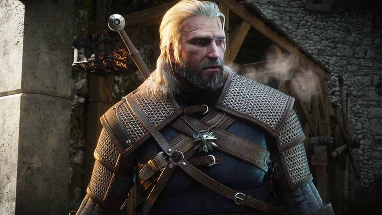 Geralt med vitt hår och skäggstubb i ringbrynjeaxlar och läderremmar, med ett vargmedaljong runt halsen, framför en stenbyggnad i The Witcher 3: Wild Hunt.