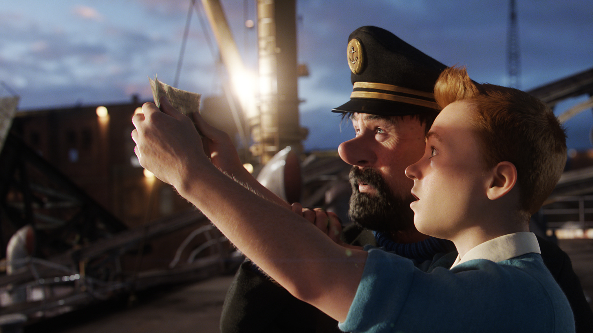 Tintin och kapten Haddock i animerad filmscen vid en hamn i skymning. Tintin håller upp en trasig papperslapp medan de båda stirrar bort mot något utanför bild.