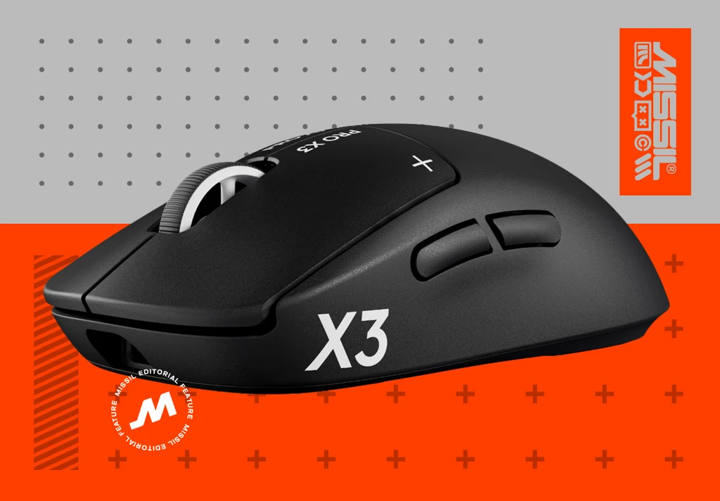 Svart trådlös gamingmus, Logitech G Pro X3 Superstrike, snett framifrån med X3 på sidan, mot grå och orange bakgrund med MISSIL-logotyp.