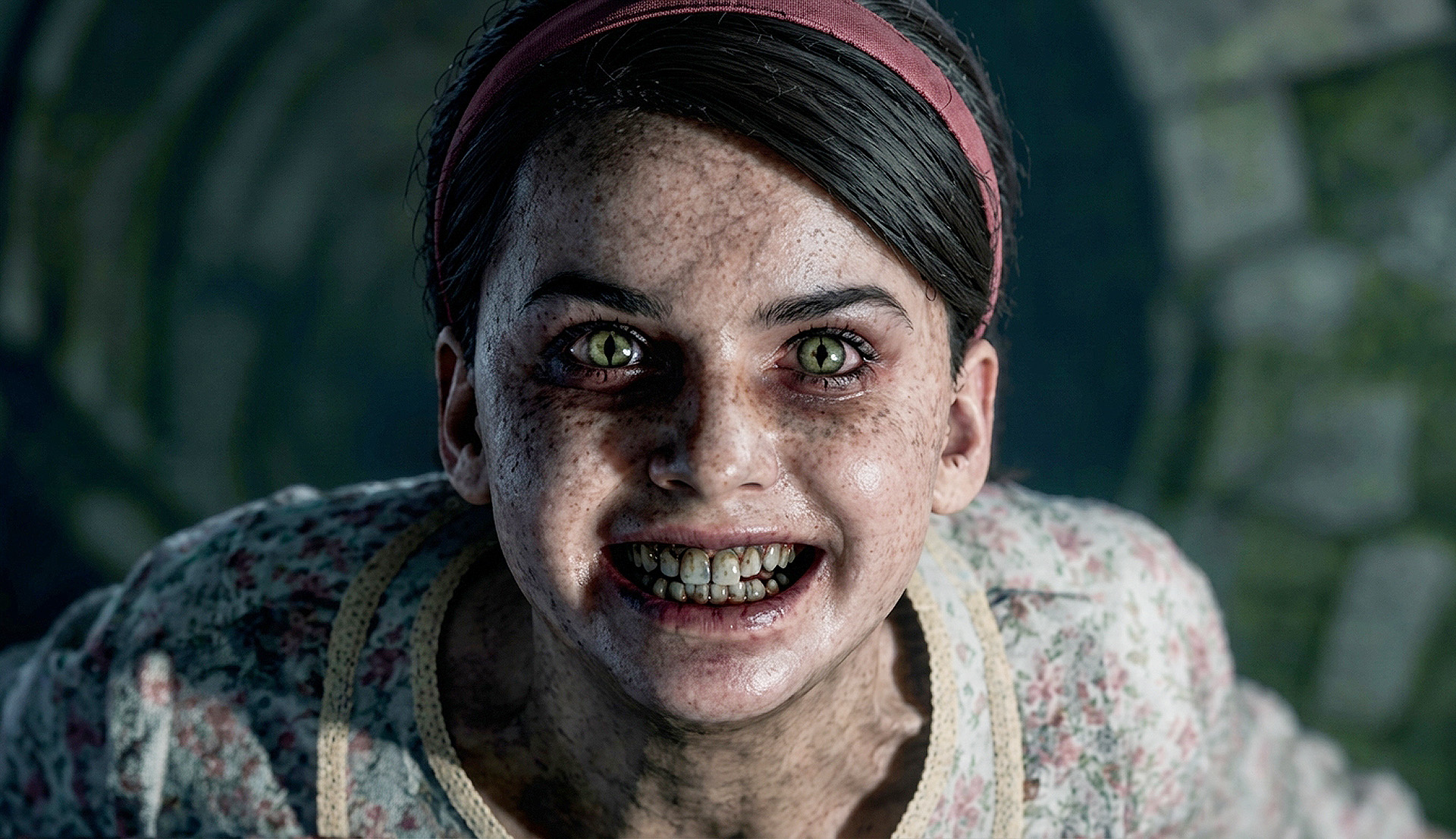 Närbild på en smutsig, fräknig flicka med rött hårband, gula kattlika ögon och ett olycksbådande flin i skräckspelet The Conjuring: Unspoken.