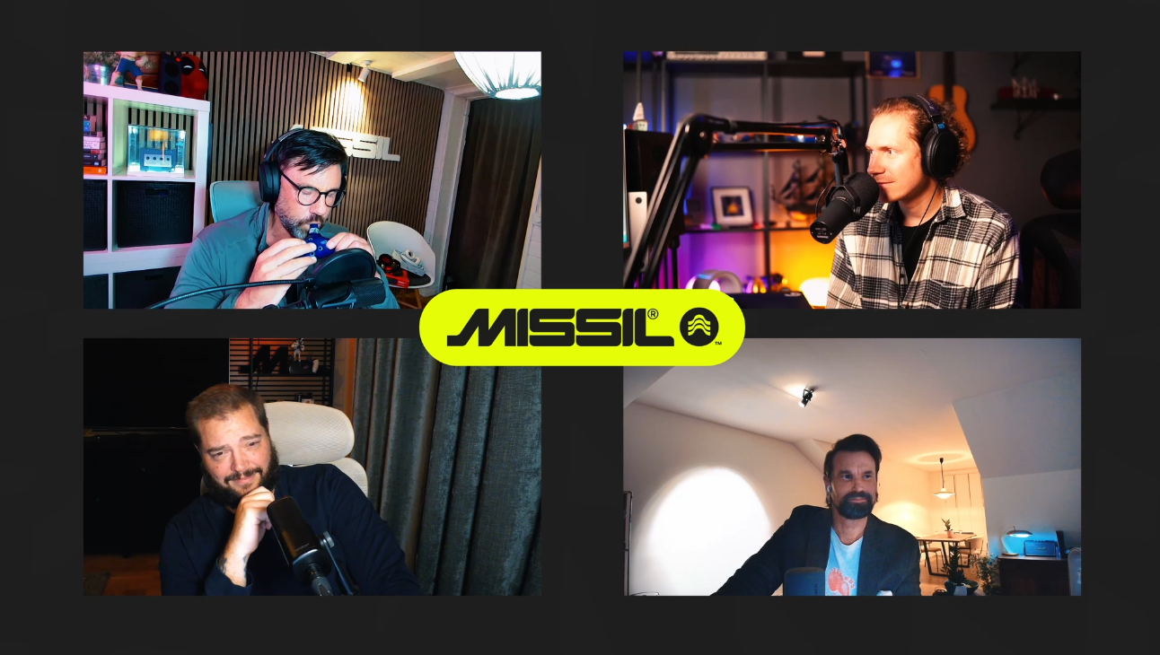 Fyra män i en videopodd med MISSIL-logotyp i mitten. Mannen uppe till vänster spelar på en liten blå flöjt, de andra tre sitter vid mikrofoner och tittar mot kameran.