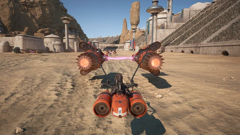 Orange podracer sedd bakifrån på en sandig bana i Star Wars: Galactic Racer, med två glödande motorer sammankopplade av en lila energistråle och läktare och torn i bakgrunden.