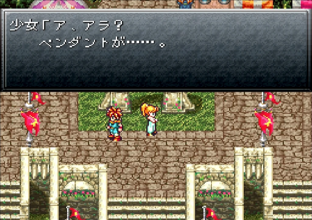 Chrono Trigger på japanska: Crono med spretigt rött hår står framför Marle på en stenbro med röda flaggor, och en dialogruta med japansk text visar att hon saknar sin amulett.