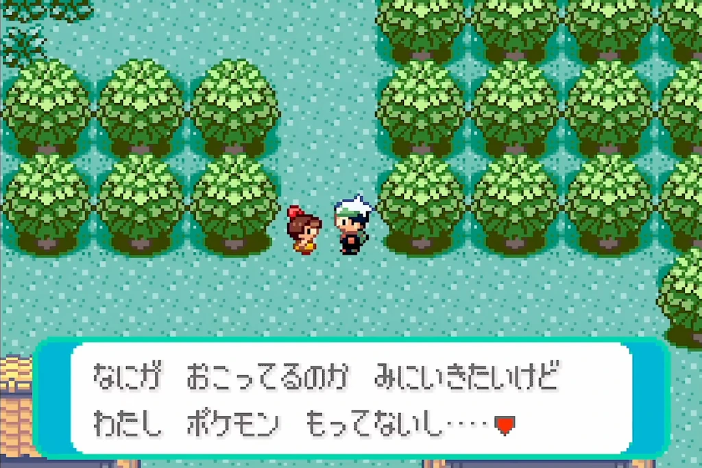 Pokémon Emerald till Game Boy Advance: spelaren med vit mössa står bland trädrader och pratar med en flicka. Dialogrutan på japanska handlar om att hon inte har någon Pokémon.
