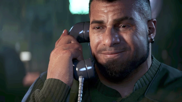 Närbild på en kortsvart skäggig man med örhänge som håller en gammaldags telefonlur mot örat och ser rörd ut, i en scen från Gears of War: E-Day.