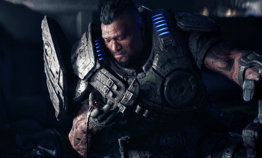 Gears of War: E-Day. En sargad, svettig soldat i skrapad rustning med blå lysande detaljer blundar av smärta i mörkret medan blod droppar från hans hand.