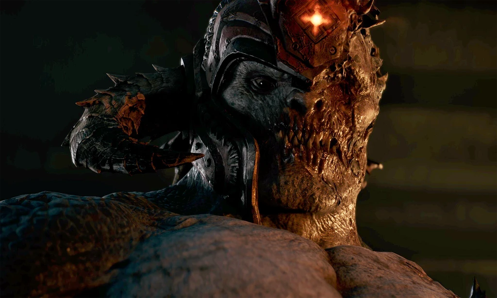 Närbild på en mörk, hårt sargad best i Gears of War: E-Day. Ena halvan av ansiktet är bepansrad med hjälm, den andra är köttig och full av vassa tänder, med en glödande symbol i pannan.