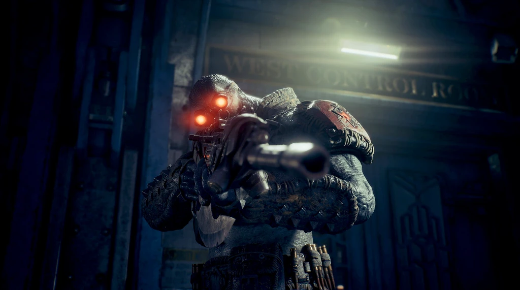 Gears of War: E-Day. En pansrad, mörk best med lysande röda ögon siktar med ett vapen genom en dunkel korridor under ett svagt lysrör.