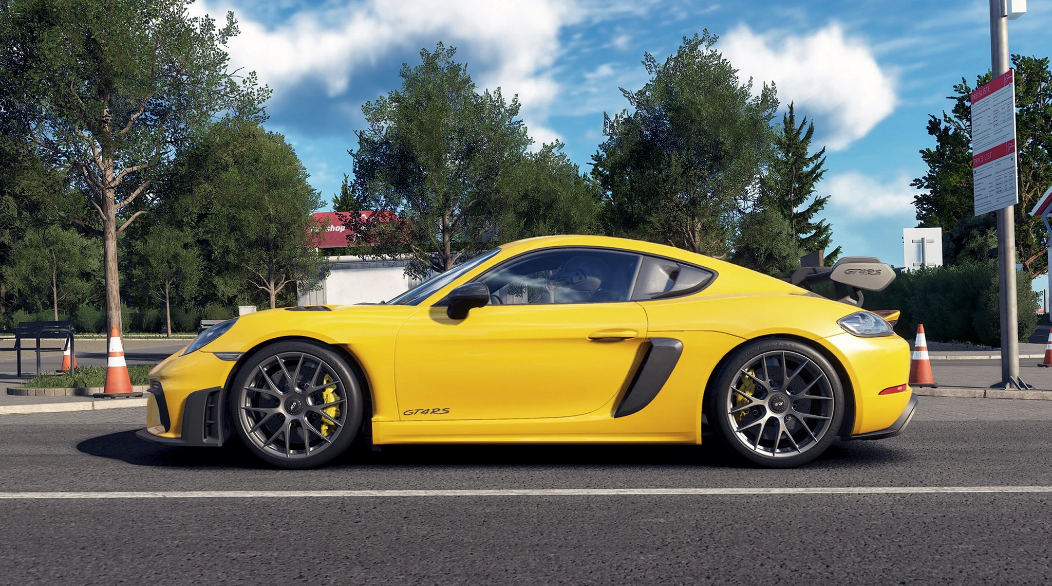 Gul Porsche 718 Cayman GT4 RS i sidovy på en asfaltsväg i Assetto Corsa Evo, med trafikkoner och gröna träd under blå himmel.